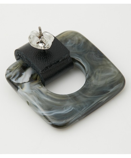 AZUL by moussy(アズールバイマウジー)の「LEATHER×MARBLE EARRINGS/レザー×マーブルピアス(ピアス(両耳用)・レディース・グレー系その他/ホワイト系その他・FREE)」の7枚目の写真