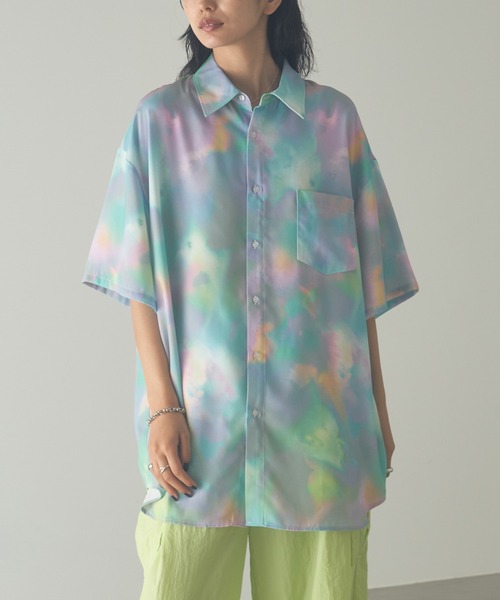 VACANCY(ヴァカンシー)の「JIROコラボ ペイントフラワーハーフスリーブオーバーシャツ(シャツ/ブラウス・レディース・ホワイト/ブルー・FREE)」の1枚目の写真