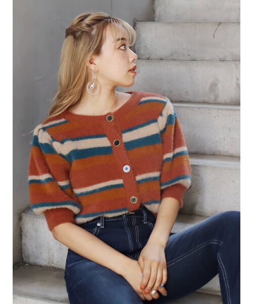 EVRIS（エヴリス）の「フロントボタンマルチボーダーニットトップス（ニット/セーター・レディース・ネイビー/オレンジ・FREE）」の2枚目の写真