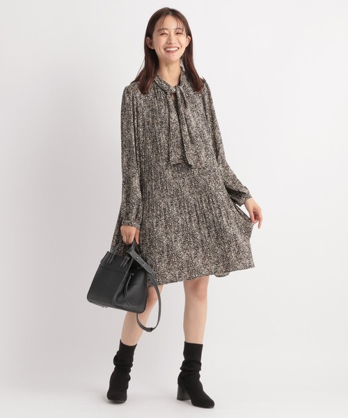 Andemiu（アンデミュウ）の「【スミクロWEB限定】ボウタイプリーツミニワンピース126400（ワンピース・レディース・ブラック/オフホワイト/キャメル/スミクロ・FREE）」の6枚目の写真