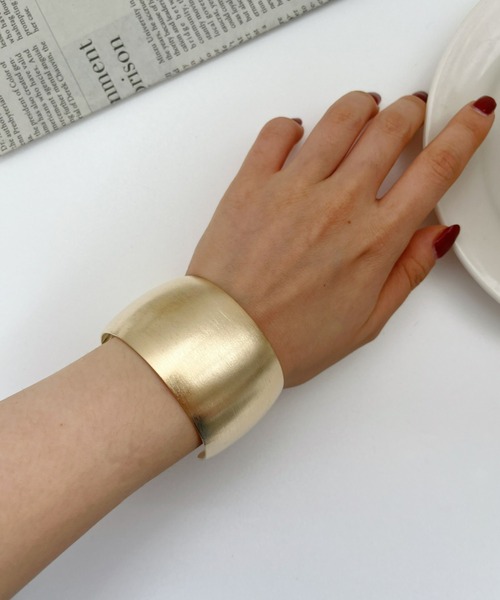 iso（イソ）の「ワイド メタル バングル（バングル/リストバンド・レディース・シルバー/ゴールド・FREE）」の2枚目の写真