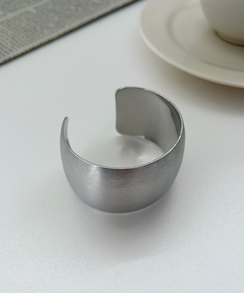 iso（イソ）の「ワイド メタル バングル（バングル/リストバンド・レディース・シルバー/ゴールド・FREE）」の4枚目の写真