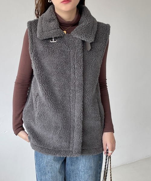 emi+（エミプラス）の「襟付きボアベスト/ブルゾン（ダウンベスト・レディース・チャコールグレー/ブラウン/ベージュ・L/M）」の18枚目の写真