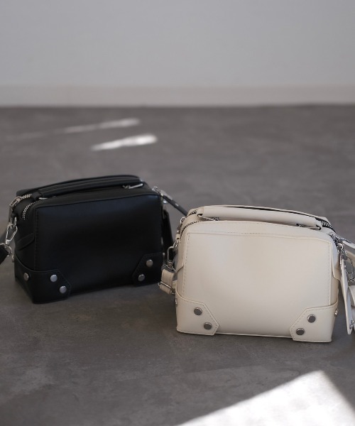 レウリィ スクエアショルダーバッグ Reurie'（レウリィ）の「スタッズスクエアショルダーバッグ/studs