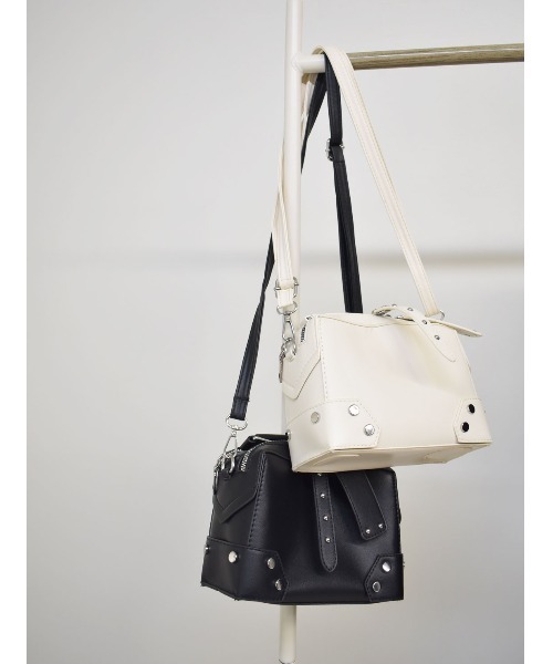 レウリィ スクエアショルダーバッグ Reurie'（レウリィ）の「スタッズスクエアショルダーバッグ/studs