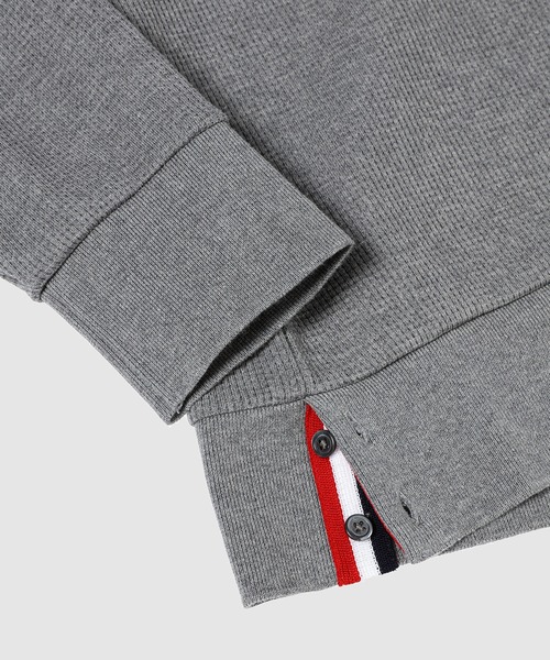 THOM BROWNE（トムブラウン）の「RAGLAN SLEEVE CREW NECK SWEATSHIRT IN WAFFLE（スウェット・メンズ・グレー/ネイビー・2/1）」の4枚目の写真