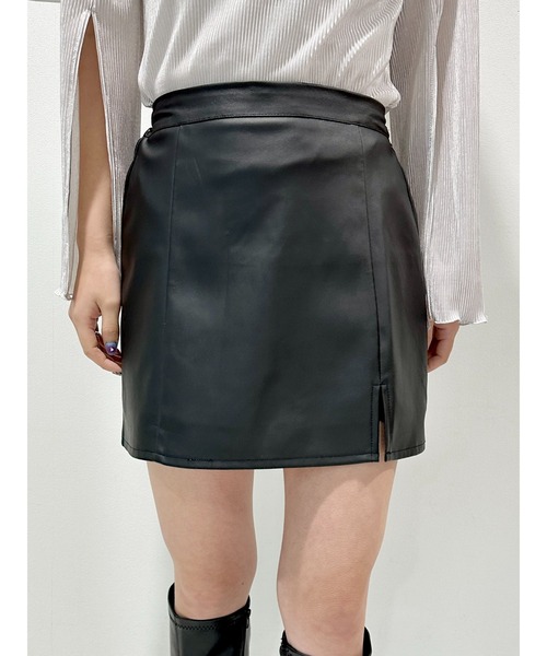 CECIL McBEE（セシルマクビー）の「フェイクレザースリットミニスカート（スカート・レディース・ブラック・MEDIUM/LARGE）」の3枚目の写真