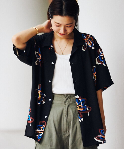 B.C STOCK（ベーセーストック）の「FLOWER ART オープンカラーシャツ（シャツ/ブラウス・メンズ・グリーン/ホワイト/ブラック・MEDIUM/LARGE）」の2枚目の写真