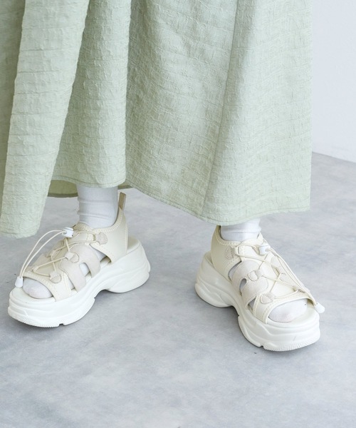 w closet（ダブルクローゼット）の「厚底スポーツサンダル（サンダル・レディース・ブラック/オフホワイト・M/L）」の2枚目の写真