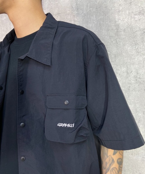 Gramicci（グラミチ）の「【ムラサキスポーツ限定】GRAMICCI/グラミチ ナイロンシャツ オーバーサイズ 撥水 セットアップ対応 GMJ3-S2136（シャツ/ブラウス・メンズ・ブラック系その他/グレー/ブラック/イエロー・XL/M/L）」の5枚目の写真