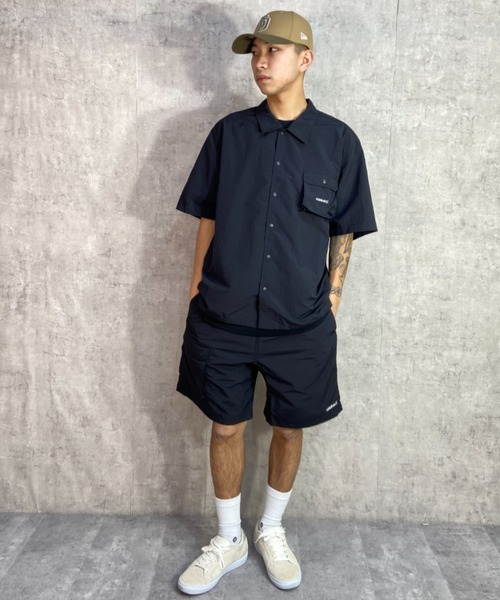 Gramicci（グラミチ）の「【ムラサキスポーツ限定】GRAMICCI/グラミチ ナイロンシャツ オーバーサイズ 撥水 セットアップ対応 GMJ3-S2136（シャツ/ブラウス・メンズ・ブラック系その他/グレー/ブラック/イエロー・XL/M/L）」の16枚目の写真