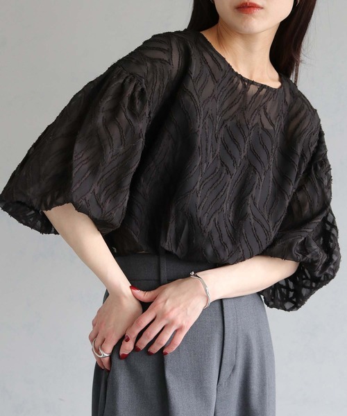 cheriella（シェリエラ）の「【cheriella】WEB限定リーフシアーバルーンショートトップス（シャツ/ブラウス・レディース・ブラック/アイボリー/オフホワイト・M）」の3枚目の写真