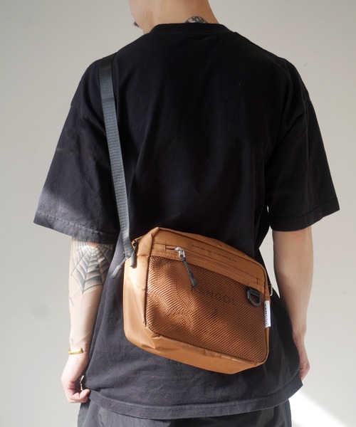 KANGOL(カンゴール)の「【 KANGOL / カンゴール 】 メッシュ ポケット ワイド ショルダーバッグ(ショルダーバッグ・メンズ・ブラウン/ブラック/オフホワイト/ブラック×ホワイト・FREE)」の4枚目の写真