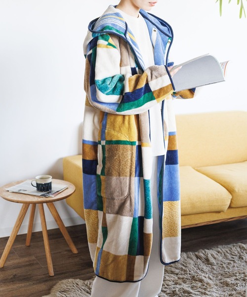 BAYFLOW（ベイフロー）の「[首元までしっかり暖かい]BF着るブランケット 23AW（ブランケット・レディース・パープル系/ベージュ系/サックスブルー系・0）」の2枚目の写真