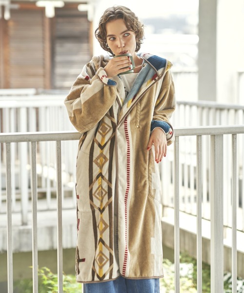 BAYFLOW（ベイフロー）の「[首元までしっかり暖かい]BF着るブランケット 23AW（ブランケット・レディース・パープル系/ベージュ系/サックスブルー系・0）」の4枚目の写真