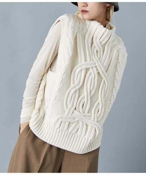 Settimissimo（セッティミッシモ）の「デザインケーブル編み ボトルネック ニットベスト ジレ（ベスト・レディース・キャメル/ブルー/アイボリー・FREE）」の2枚目の写真