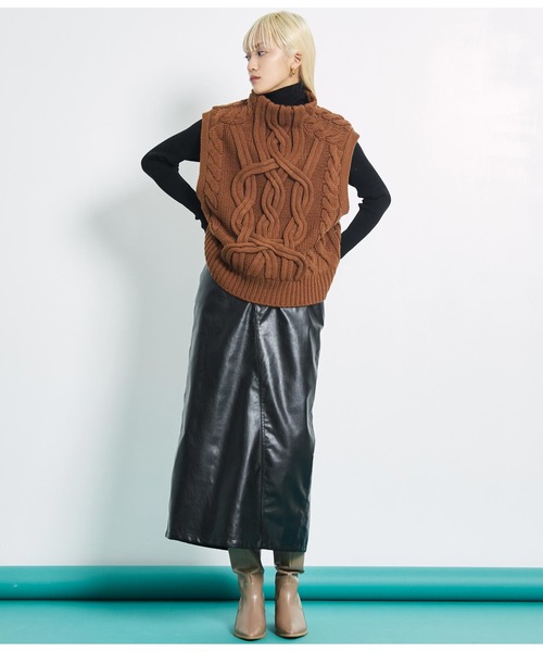 Settimissimo（セッティミッシモ）の「デザインケーブル編み ボトルネック ニットベスト ジレ（ベスト・レディース・キャメル/ブルー/アイボリー・FREE）」の20枚目の写真