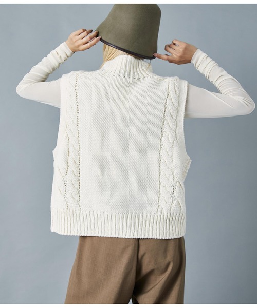Settimissimo（セッティミッシモ）の「デザインケーブル編み ボトルネック ニットベスト ジレ（ベスト・レディース・キャメル/ブルー/アイボリー・FREE）」の4枚目の写真