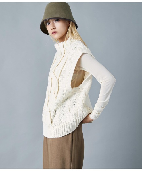 Settimissimo（セッティミッシモ）の「デザインケーブル編み ボトルネック ニットベスト ジレ（ベスト・レディース・キャメル/ブルー/アイボリー・FREE）」の5枚目の写真