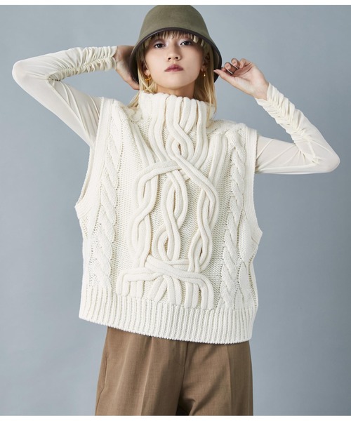 Settimissimo（セッティミッシモ）の「デザインケーブル編み ボトルネック ニットベスト ジレ（ベスト・レディース・キャメル/ブルー/アイボリー・FREE）」の6枚目の写真