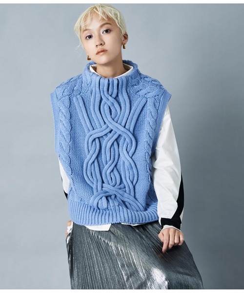 Settimissimo（セッティミッシモ）の「デザインケーブル編み ボトルネック ニットベスト ジレ（ベスト・レディース・キャメル/ブルー/アイボリー・FREE）」の10枚目の写真