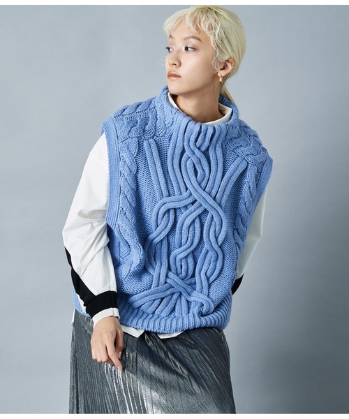Settimissimo（セッティミッシモ）の「デザインケーブル編み ボトルネック ニットベスト ジレ（ベスト・レディース・キャメル/ブルー/アイボリー・FREE）」の11枚目の写真