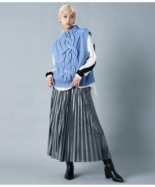 Settimissimo（セッティミッシモ）の「デザインケーブル編み ボトルネック ニットベスト ジレ（ベスト・レディース・キャメル/ブルー/アイボリー・FREE）」の13枚目の写真