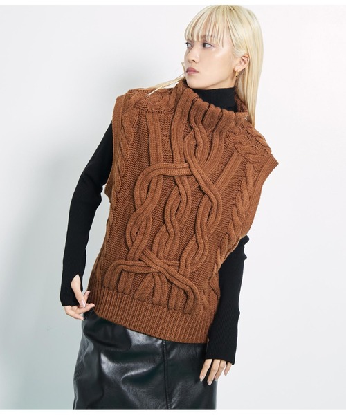 Settimissimo（セッティミッシモ）の「デザインケーブル編み ボトルネック ニットベスト ジレ（ベスト・レディース・キャメル/ブルー/アイボリー・FREE）」の16枚目の写真