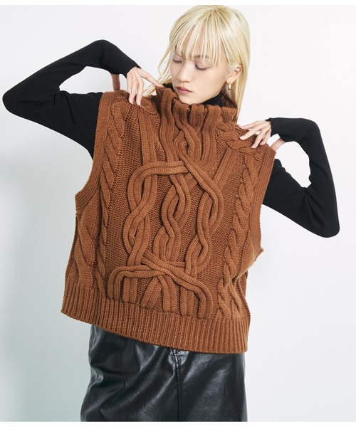 Settimissimo（セッティミッシモ）の「デザインケーブル編み ボトルネック ニットベスト ジレ（ベスト・レディース・キャメル/ブルー/アイボリー・FREE）」の17枚目の写真