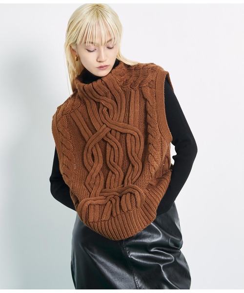 Settimissimo（セッティミッシモ）の「デザインケーブル編み ボトルネック ニットベスト ジレ（ベスト・レディース・キャメル/ブルー/アイボリー・FREE）」の18枚目の写真