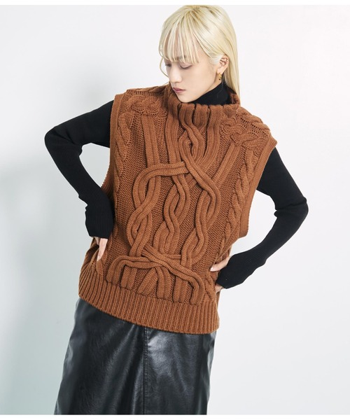 Settimissimo（セッティミッシモ）の「デザインケーブル編み ボトルネック ニットベスト ジレ（ベスト・レディース・キャメル/ブルー/アイボリー・FREE）」の19枚目の写真