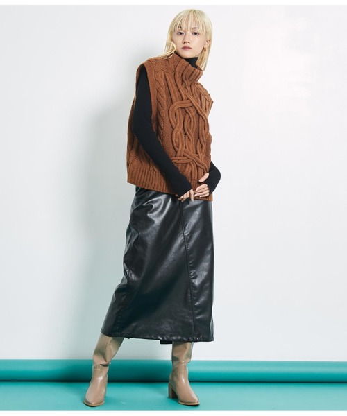 Settimissimo（セッティミッシモ）の「デザインケーブル編み ボトルネック ニットベスト ジレ（ベスト・レディース・キャメル/ブルー/アイボリー・FREE）」の22枚目の写真