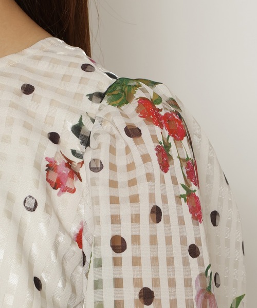 Rose Tiara(ローズティアラ)の「【セットアップ対応】フラワーチェックブラウス(シャツ/ブラウス・レディース・ベージュ/ネイビー/ブルー・46/38/42)」の4枚目の写真