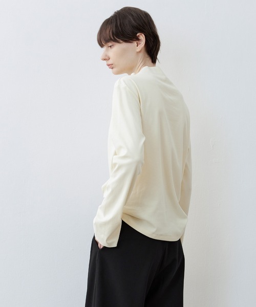 tageechita(タジチタ)の「【tageechita】カットオフボードネックラインデザインカットソー(Tシャツ/カットソー・レディース・ライトベージュ/ブラック・L/M/S)」の4枚目の写真