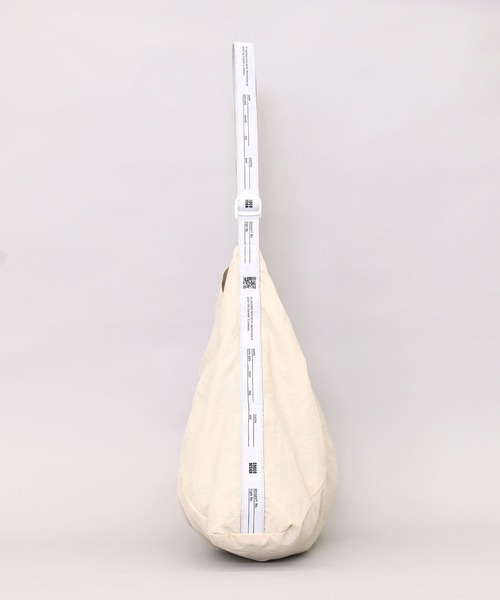 COOCO(クーコ)の「モノトーンロゴテープx軽量ナイロンワンショルダーバッグ/A4対応(ショルダーバッグ・レディース・グレー系その他/アイボリー/ブラック・9)」の10枚目の写真