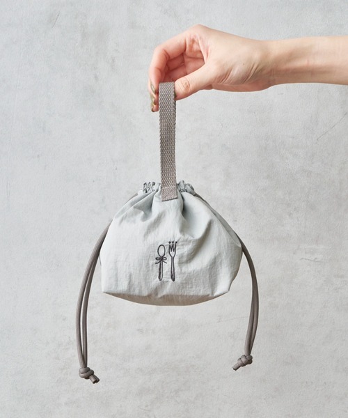 CUISINE HABITS（クイジーヌハビッツ）の「クイジーヌハビッツ 保冷おにぎり巾着（お弁当箱・レディース・ピンクベージュ/グレー・フリー）」の2枚目の写真