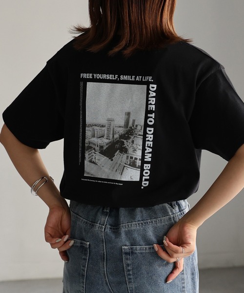 Riberry(リベリー)の「BRISKバックフォトプリントTシャツ(Tシャツ/カットソー・レディース・オフホワイト/チャコールグレー/ベージュ/ブラック・FREE)」の3枚目の写真