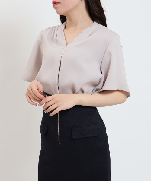 TRUDEA（トルディア）の「（マルチファンクション）パール付きVネック半袖ブラウス（シャツ/ブラウス・レディース・グレイッシュベージュ/ラベンダー/ホワイト/ネイビー・SMALL/MEDIUM/LARGE）」の4枚目の写真