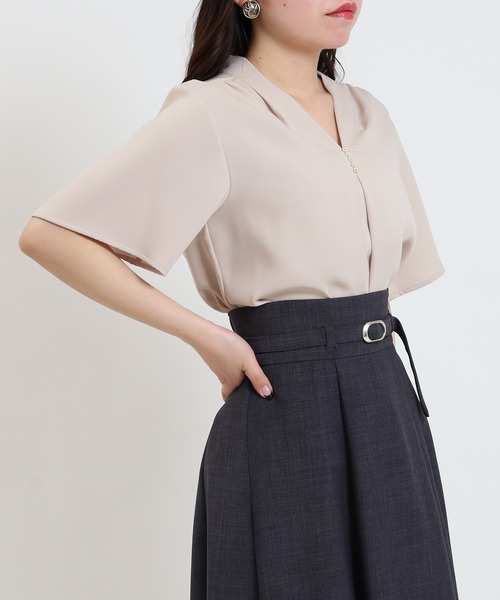 TRUDEA（トルディア）の「（マルチファンクション）パール付きVネック半袖ブラウス（シャツ/ブラウス・レディース・グレイッシュベージュ/ラベンダー/ホワイト/ネイビー・SMALL/MEDIUM/LARGE）」の2枚目の写真