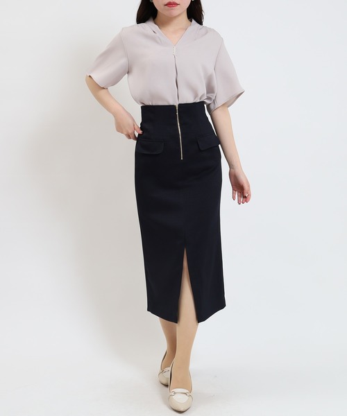 TRUDEA（トルディア）の「（マルチファンクション）パール付きVネック半袖ブラウス（シャツ/ブラウス・レディース・グレイッシュベージュ/ラベンダー/ホワイト/ネイビー・SMALL/MEDIUM/LARGE）」の5枚目の写真