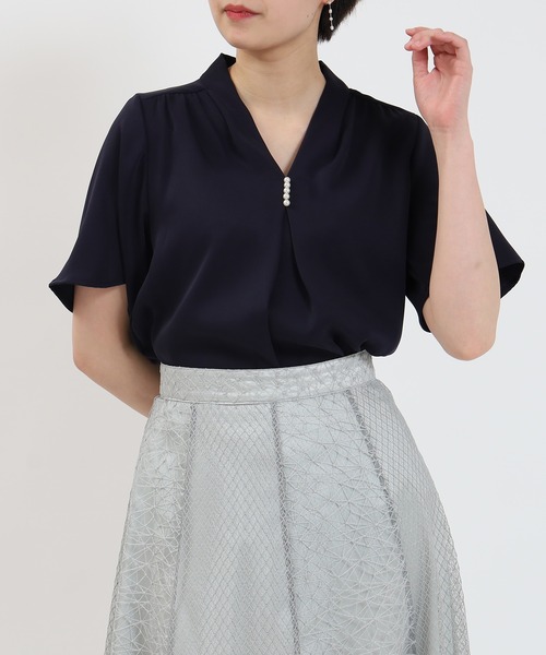 TRUDEA（トルディア）の「（マルチファンクション）パール付きVネック半袖ブラウス（シャツ/ブラウス・レディース・グレイッシュベージュ/ラベンダー/ホワイト/ネイビー・SMALL/MEDIUM/LARGE）」の8枚目の写真