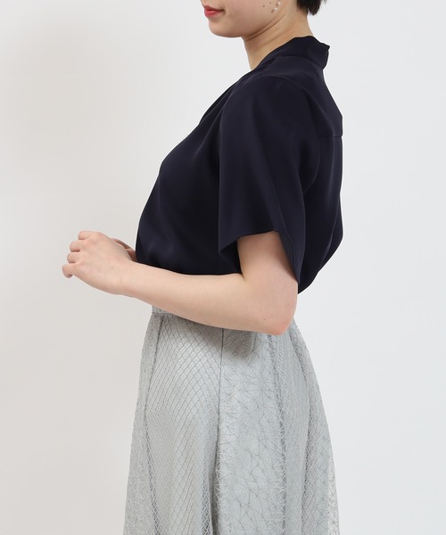 TRUDEA（トルディア）の「（マルチファンクション）パール付きVネック半袖ブラウス（シャツ/ブラウス・レディース・グレイッシュベージュ/ラベンダー/ホワイト/ネイビー・SMALL/MEDIUM/LARGE）」の9枚目の写真