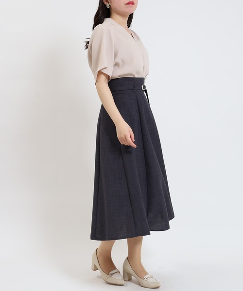 TRUDEA（トルディア）の「（マルチファンクション）パール付きVネック半袖ブラウス（シャツ/ブラウス・レディース・グレイッシュベージュ/ラベンダー/ホワイト/ネイビー・SMALL/MEDIUM/LARGE）」の18枚目の写真