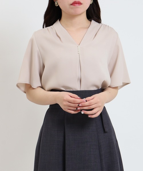 TRUDEA（トルディア）の「（マルチファンクション）パール付きVネック半袖ブラウス（シャツ/ブラウス・レディース・グレイッシュベージュ/ラベンダー/ホワイト/ネイビー・SMALL/MEDIUM/LARGE）」の14枚目の写真