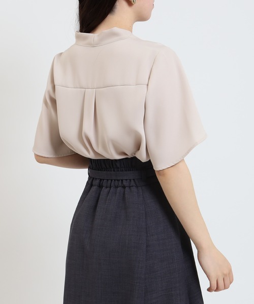 TRUDEA（トルディア）の「（マルチファンクション）パール付きVネック半袖ブラウス（シャツ/ブラウス・レディース・グレイッシュベージュ/ラベンダー/ホワイト/ネイビー・SMALL/MEDIUM/LARGE）」の15枚目の写真