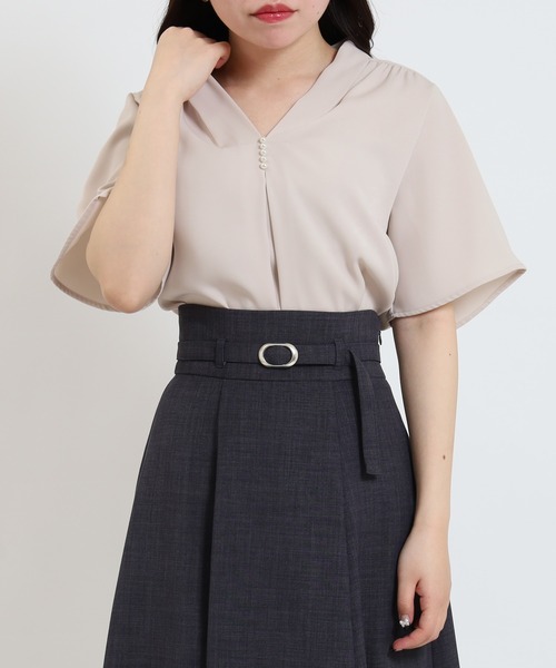 TRUDEA（トルディア）の「（マルチファンクション）パール付きVネック半袖ブラウス（シャツ/ブラウス・レディース・グレイッシュベージュ/ラベンダー/ホワイト/ネイビー・SMALL/MEDIUM/LARGE）」の16枚目の写真