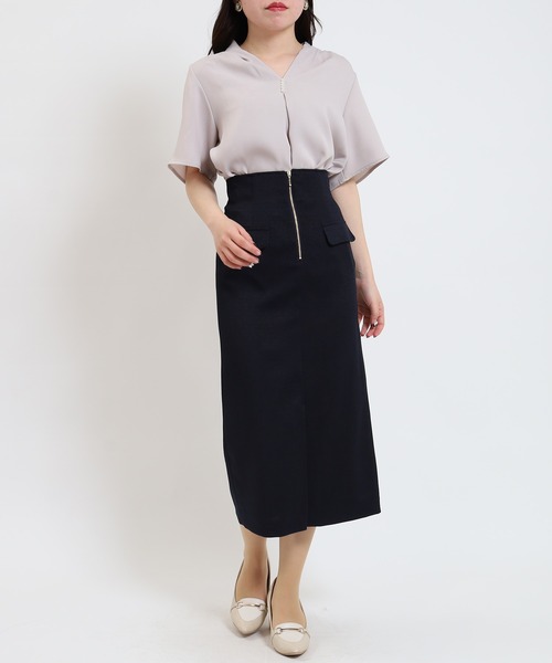 TRUDEA（トルディア）の「（マルチファンクション）パール付きVネック半袖ブラウス（シャツ/ブラウス・レディース・グレイッシュベージュ/ラベンダー/ホワイト/ネイビー・SMALL/MEDIUM/LARGE）」の6枚目の写真