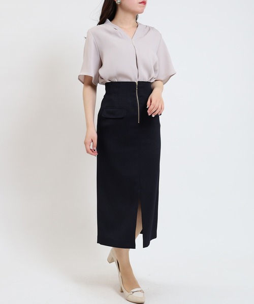 TRUDEA（トルディア）の「（マルチファンクション）パール付きVネック半袖ブラウス（シャツ/ブラウス・レディース・グレイッシュベージュ/ラベンダー/ホワイト/ネイビー・SMALL/MEDIUM/LARGE）」の7枚目の写真