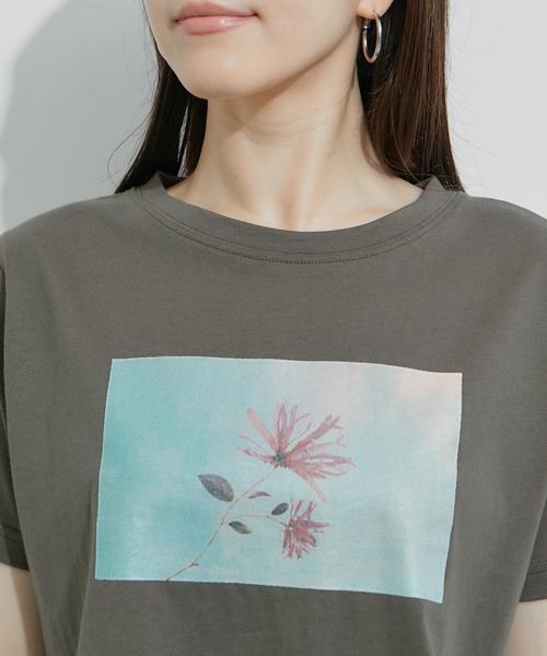 ◆boohoo◆ ロサンゼルス フローラルプリント Tシャツ セール】オーバーサイズロゴフォトプリント半袖メタリック箔
