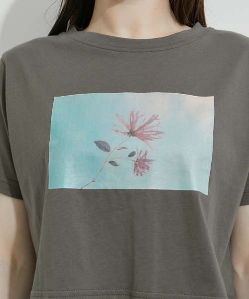 ◆boohoo◆ ロサンゼルス フローラルプリント Tシャツ セール】オーバーサイズロゴフォトプリント半袖メタリック箔